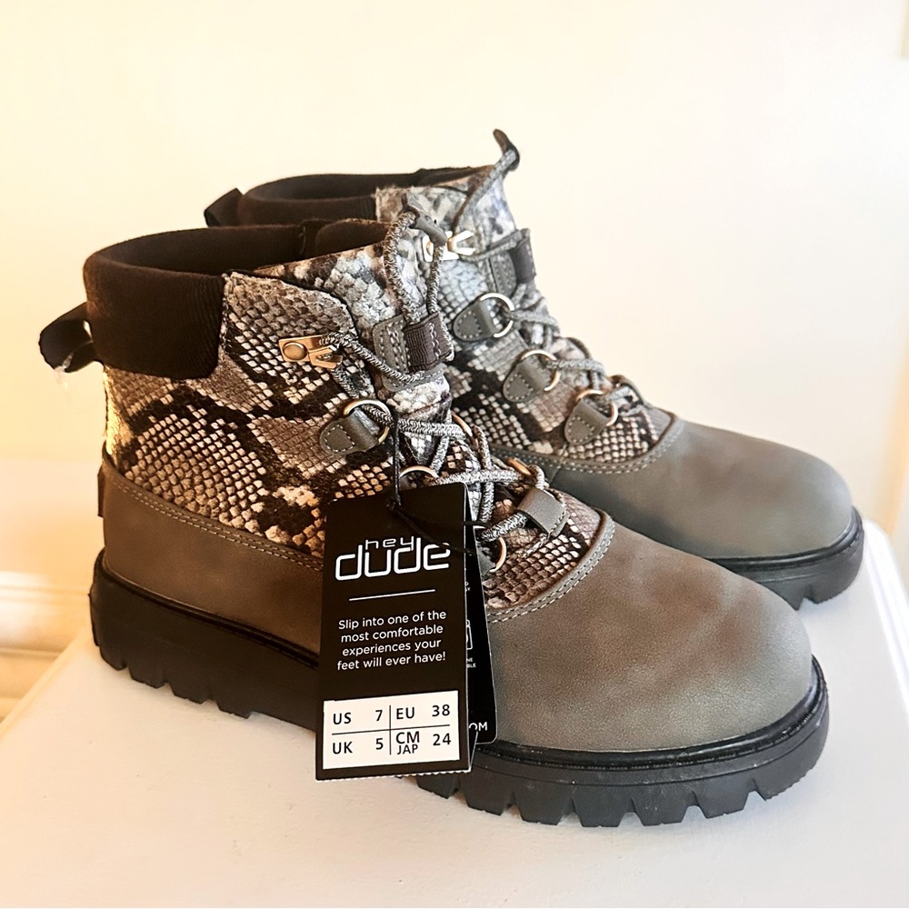 Hey Dude Tonya Eco Shield Womens Boots Shoes Booties Sz 7 Camo Snake NWT